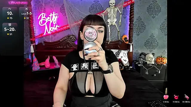 Snapshot of BettyNoir chatting on October 29, 2025, 7:51 am BettyNoir online show from October 29, 2025, 7:51 am