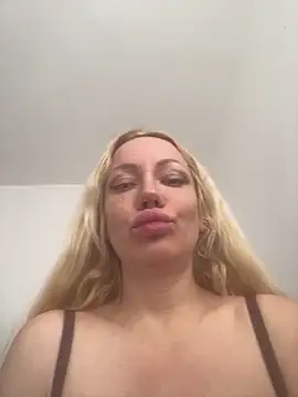 Snapshot of SofiaJoy chatting on May 8, 2026, 12:42 pm SofiaJoy online show from May 8, 2026, 12:42 pm