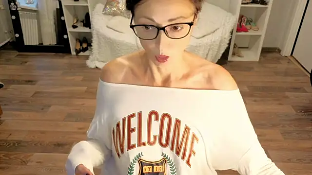 CaringSophie online show from October 28, 2025, 12:37 pm