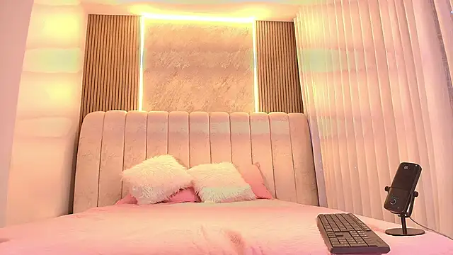 emyli sw  online show from February 15, 2026, 3:07 am