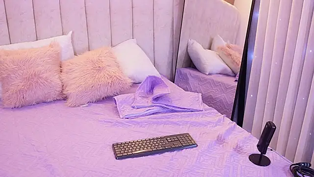 emyli sw  online show from November 25, 2025, 3:07 am