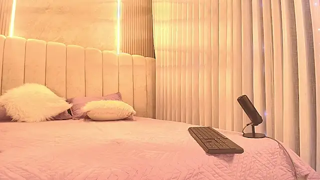 emyli sw  online show from February 4, 2026, 3:12 am