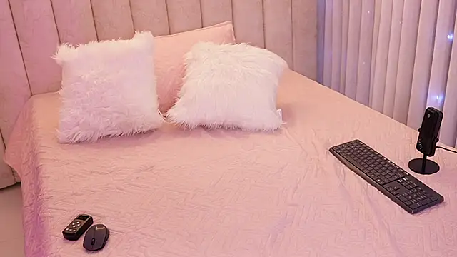 emyli sw  online show from November 11, 2025, 3:12 am