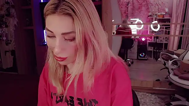 Snapshot of AnnieGOld_ chatting on October 13, 2025, 6:20 pm AnnieGOld online show from October 13, 2025, 6:20 pm