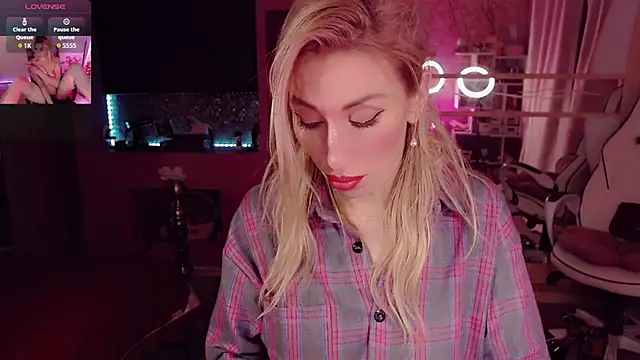 Snapshot of AnnieGOld_ chatting on September 28, 2025, 10:28 pm AnnieGOld online show from September 28, 2025, 10:28 pm