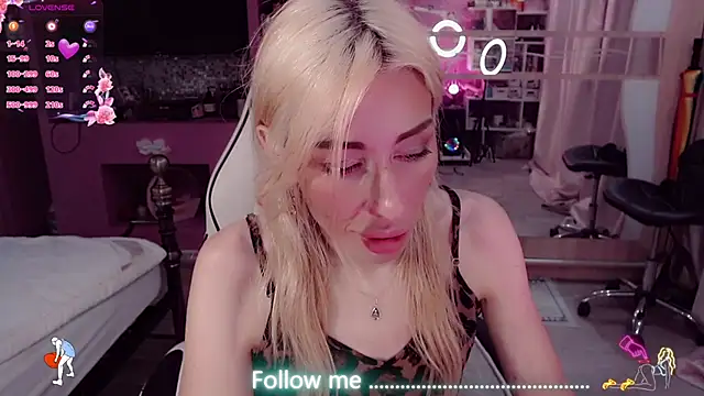 AnnieGOld  online show from August 1, 2026, 11:14 pm
