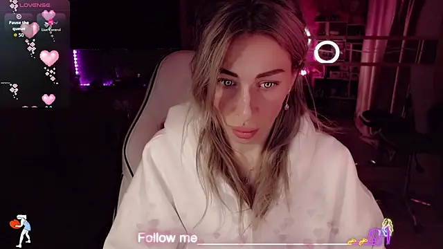 Snapshot of AnnieGOld_ chatting on February 28, 2026, 11:37 pm AnnieGOld online show from February 28, 2026, 11:37 pm