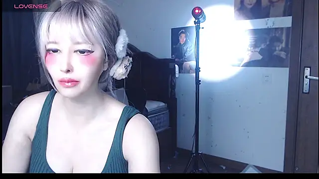 Snapshot of candy_cola chatting on November 4, 2025, 1:42 am candy cola online show from November 4, 2025, 1:42 am