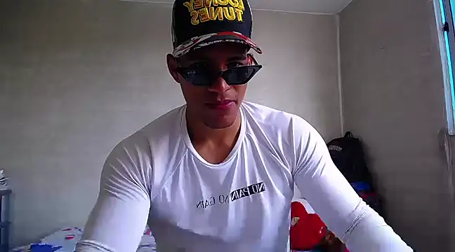 Snapshot of teddyfit19cm chatting on March 6, 2025, 1:35 pm teddyfit19cm online show from March 6, 2025, 1:35 pm