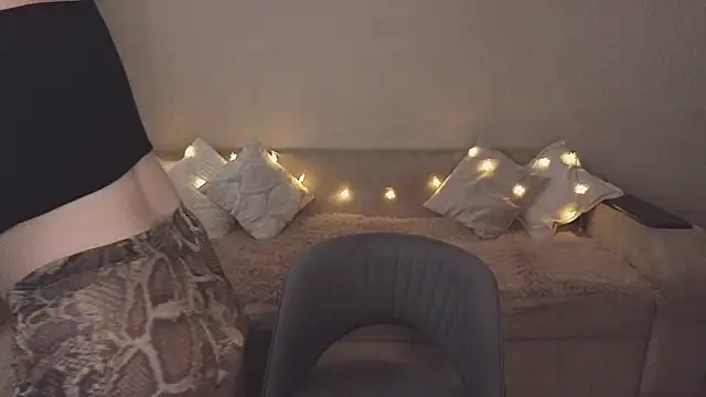 ViolettaLopez online show from October 16, 2025, 12:13 pm