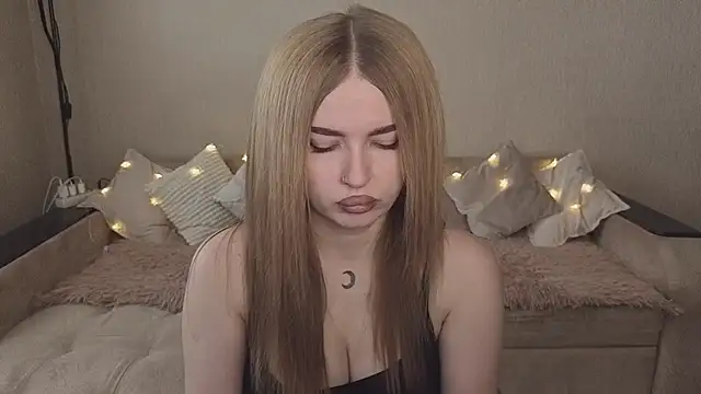 Snapshot of ViolettaLopez chatting on October 3, 2025, 11:12 am ViolettaLopez online show from October 3, 2025, 11:12 am