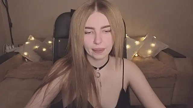 ViolettaLopez online show from November 28, 2025, 12:05 pm