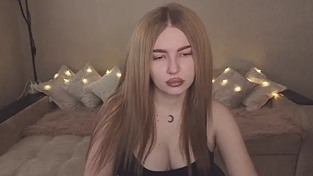 ViolettaLopez online show from October 15, 2025, 10:45 am