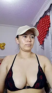 Snapshot of mayhott2 chatting on March 4, 2026, 12:40 am mayhott2 online show from March 4, 2026, 12:40 am