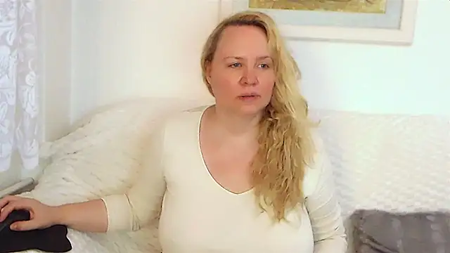 Snapshot of Sarah4you chatting on September 15, 2025, 8:42 pm Sarah4you online show from September 15, 2025, 8:42 pm