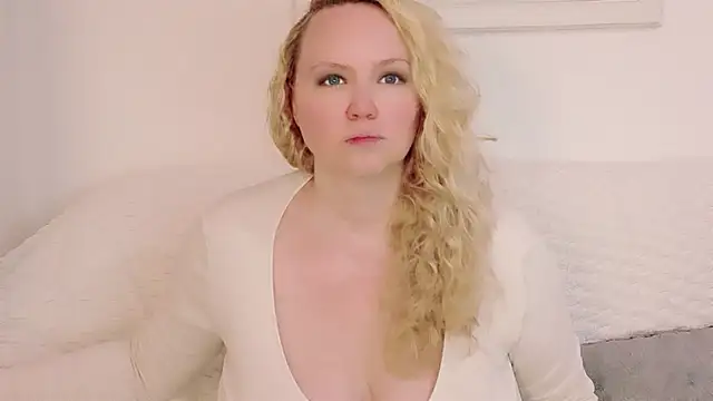 Snapshot of Sarah4you chatting on November 10, 2025, 10:04 pm Sarah4you online show from November 10, 2025, 10:04 pm