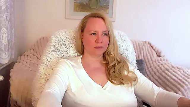 Snapshot of Sarah4you chatting on March 9, 2025, 12:42 am Sarah4you online show from March 9, 2025, 12:42 am