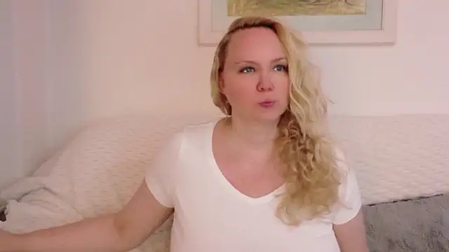 Snapshot of Sarah4you chatting on October 28, 2025, 5:23 pm Sarah4you online show from October 28, 2025, 5:23 pm