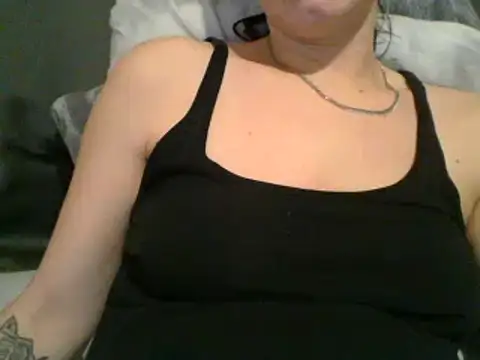 Snapshot of geilmeisje98 chatting on January 24, 2025, 8:32 pm geilmeisje98 online show from January 24, 2025, 8:32 pm