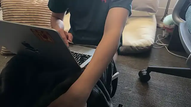 Snapshot of alextang2005 chatting on March 2, 2025, 10:56 pm alextang2005 online show from March 2, 2025, 10:56 pm