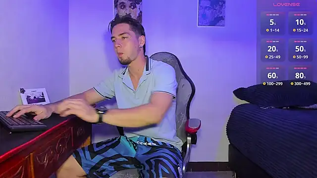 Alex smith00 online show from October 17, 2025, 10:55 pm