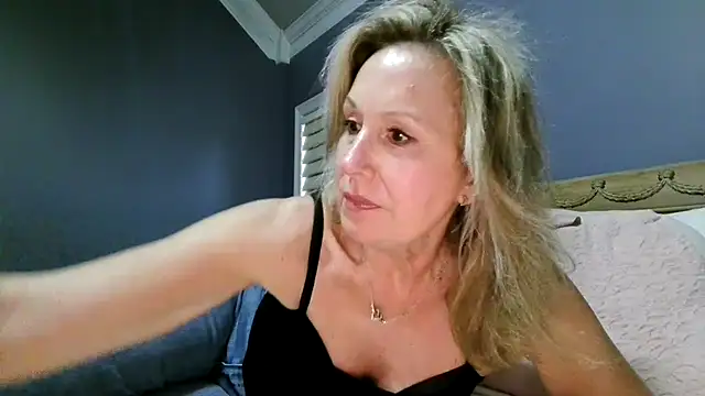 Snapshot of Lisaisluscious chatting on April 29, 2026, 8:15 pm Lisaisluscious online show from April 29, 2026, 8:15 pm