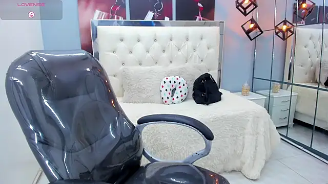 pearl weet online show from November 28, 2025, 5:35 pm