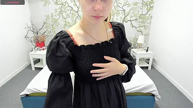 Snapshot of CharmedDoll chatting on October 13, 2025, 12:18 pm CharmedDoll online show from October 13, 2025, 12:18 pm