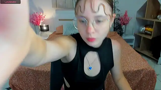 Snapshot of CharmedDoll chatting on October 14, 2025, 12:17 pm CharmedDoll online show from October 14, 2025, 12:17 pm