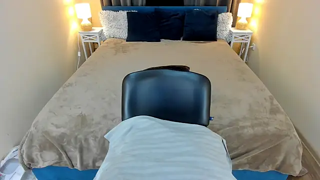 CharmedDoll online show from April 15, 2026, 6:19 am