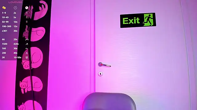 auroralatexprincess online show from December 1, 2025, 7:59 pm