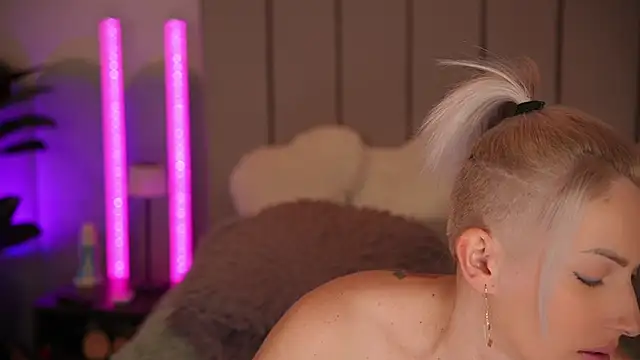 Snapshot of VickySecret96 chatting on March 8, 2026, 6:22 pm VickySecret96 online show from March 8, 2026, 6:22 pm