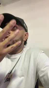 Snapshot of dereck_fiore chatting on June 25, 2026, 7:19 pm dereck fiore online show from June 25, 2026, 7:19 pm
