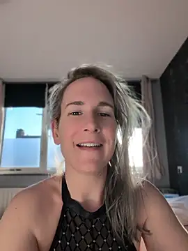 Snapshot of NaomiAndFriends chatting on April 23, 2026, 5:03 pm NaomiAndFriends online show from April 23, 2026, 5:03 pm