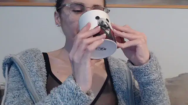 Snapshot of cleophee chatting on April 3, 2026, 5:47 am cleophee online show from April 3, 2026, 5:47 am