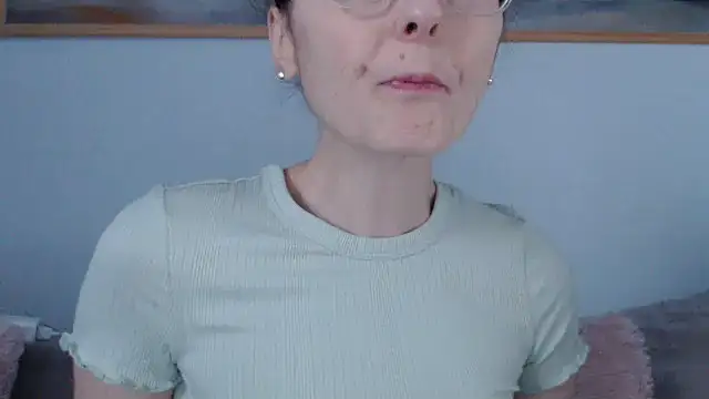 Snapshot of cleophee chatting on April 7, 2026, 5:42 am cleophee online show from April 7, 2026, 5:42 am