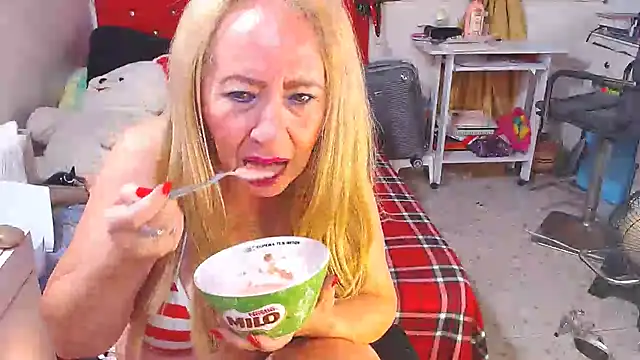 Snapshot of lucy_belle_bm chatting on March 9, 2025, 11:56 pm lucy belle bm online show from March 9, 2025, 11:56 pm