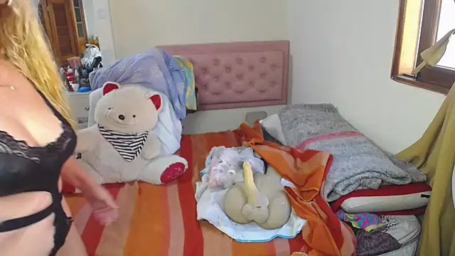 Snapshot of lucy_belle_bm chatting on April 26, 2026, 3:31 pm lucy belle bm online show from April 26, 2026, 3:31 pm