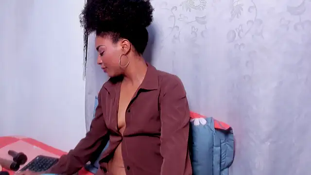 thaimy  online show from November 15, 2025, 2:04 am