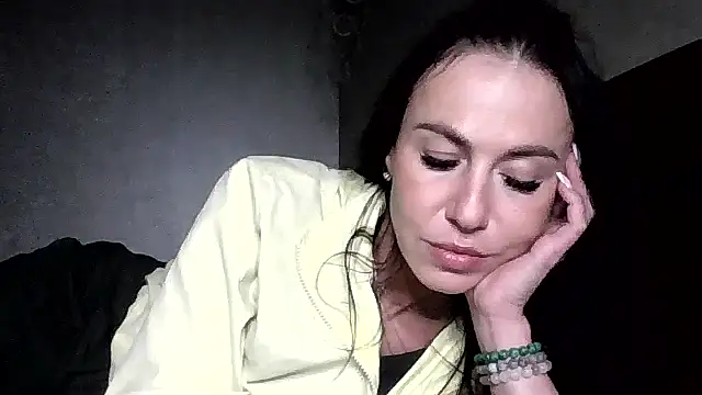 JulianaGold1 online show from May 15, 2026, 6:39 pm