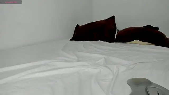 Snapshot of Dephne__ chatting on November 21, 2025, 1:04 am Dephne online show from November 21, 2025, 1:04 am