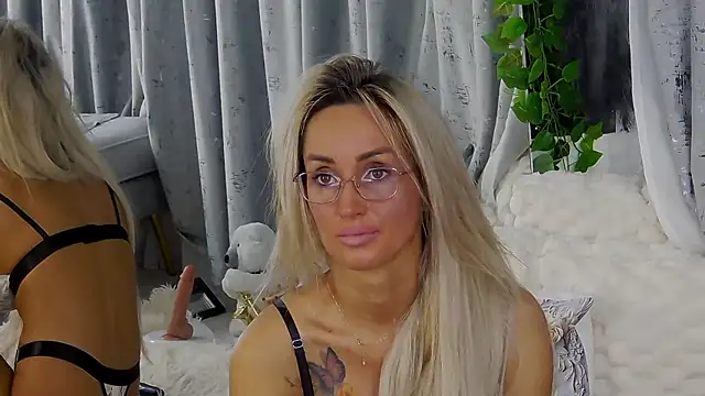 Snapshot of IsabelleEthan chatting on December 14, 2025, 2:18 am IsabelleEthan online show from December 14, 2025, 2:18 am