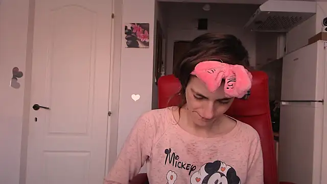 Snapshot of simyhvn chatting on April 15, 2026, 4:07 am simyhvn online show from April 15, 2026, 4:07 am