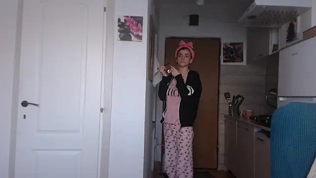 Snapshot of simyhvn chatting on March 10, 2025, 5:11 am simyhvn online show from March 10, 2025, 5:11 am