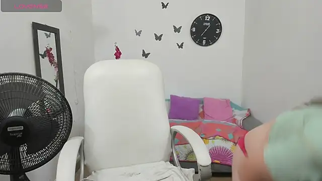 Snapshot of stepmother_105 chatting on April 24, 2026, 5:48 pm stepmother 105 online show from April 24, 2026, 5:48 pm