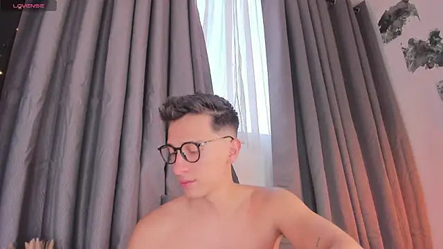 Snapshot of Thiago_jones chatting on November 11, 2025, 9:42 pm Thiago jones online show from November 11, 2025, 9:42 pm