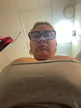 Snapshot of maymercy chatting on January 17, 2026, 2:09 pm maymercy online show from January 17, 2026, 2:09 pm