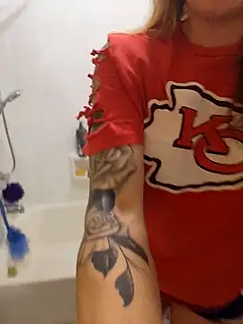 Snapshot of MaddisonX chatting on December 22, 2025, 12:27 pm MaddisonX online show from December 22, 2025, 12:27 pm