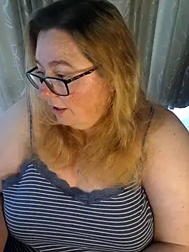 Snapshot of Iceprincess2bad4u chatting on April 12, 2026, 5:33 am Iceprincess2bad4u online show from April 12, 2026, 5:33 am