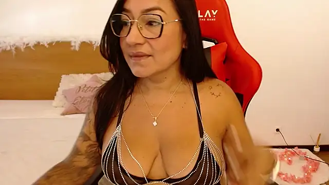 lucy luu  online show from October 5, 2025, 3:47 pm